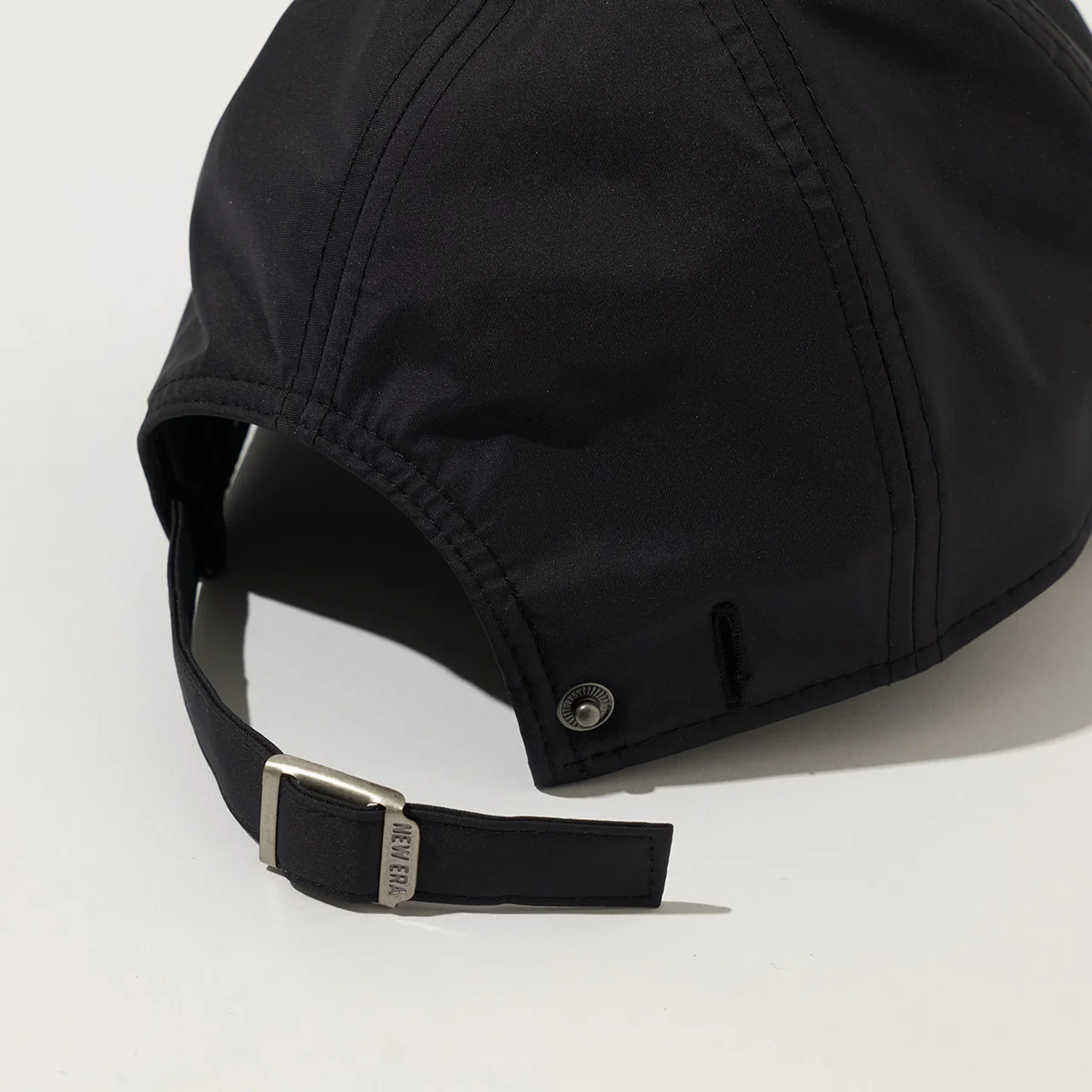 調節ベルトはスナップボタンとアジャスターのダブル仕様