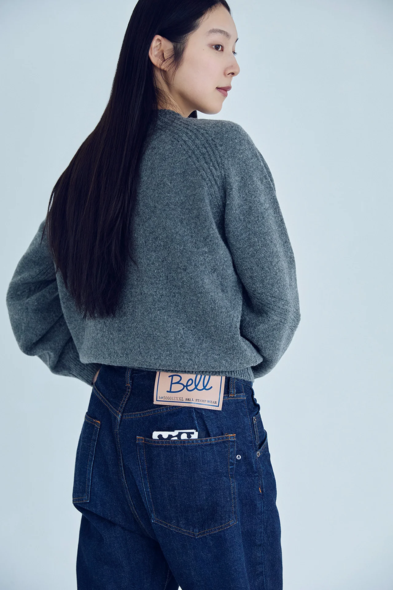 BELL STAMP WEARのデニムパンツと在原みゆ紀