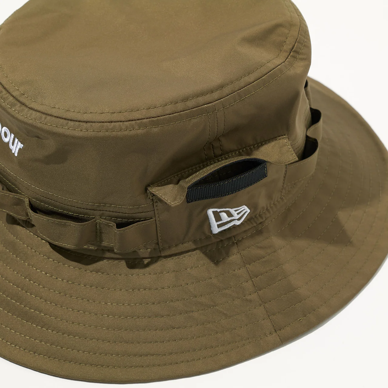 ブランチループやコインポケットを備える