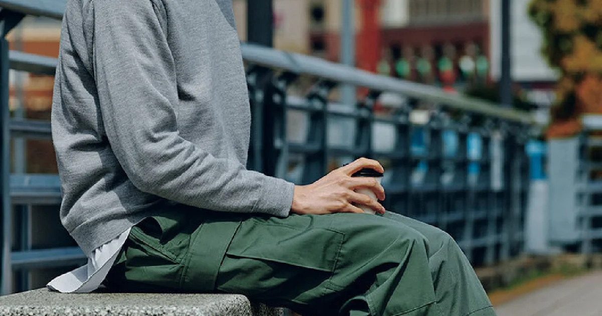 相性がいいのは？ 大人の定番パンツとサンダルの黄金コンビ4選 | UOMO