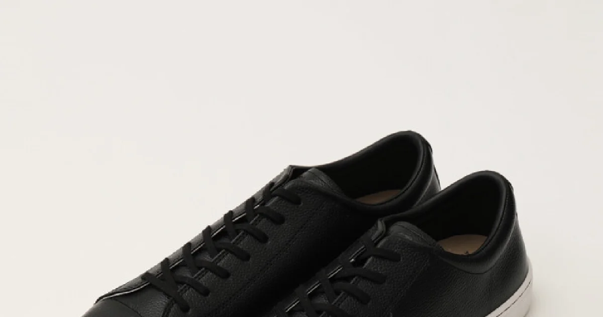 大人の黒スニーカー】別注オールブラック＆レザー仕様。ワンランク上の