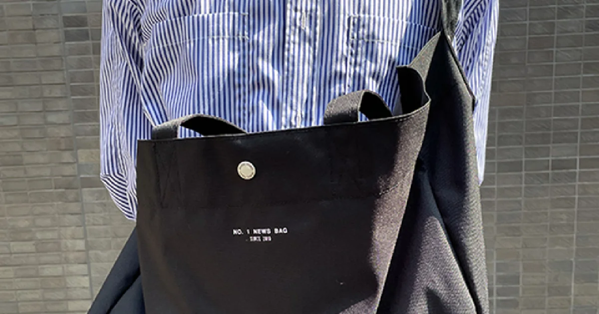 おしゃれな大人が買ってよかったバッグは「ビッグな黒ショルダー」 | UOMO