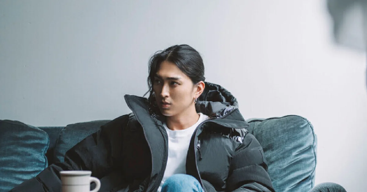 黒ダウンに、ロゴTも！ 松田翔太が着こなす、 カルバン・クライン