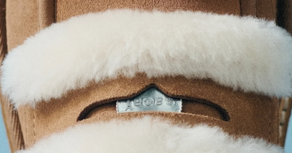 アグ × サカイ】ローファーからブーツまで。シープスキンが映える完売