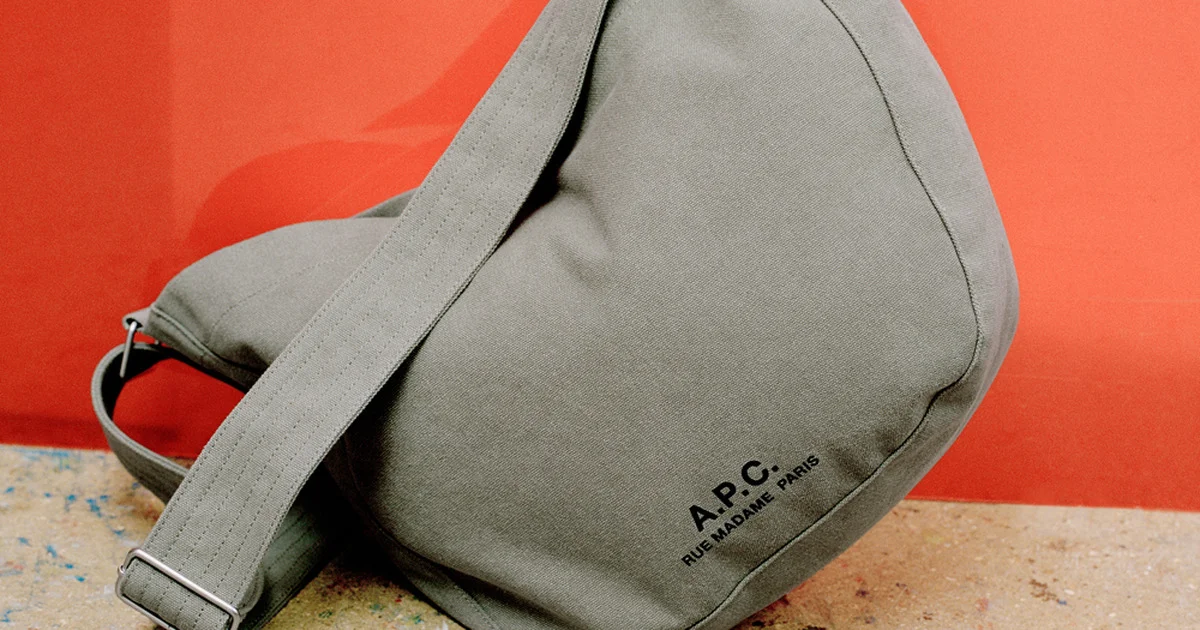 A.P.C.】ミリタリーテイストの新作ロゴ入りトート＆ショルダー