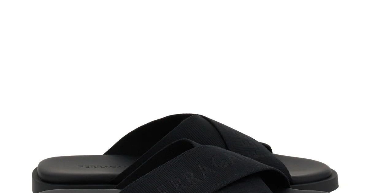 上品さと履きやすさを両立。おしゃれな大人が選ぶべきフェラガモの新作