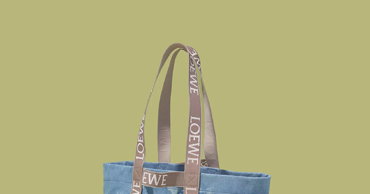 Gallery】LOEWE｜デニムバッグ、エアポッズケース…。「ロエベ」で大人