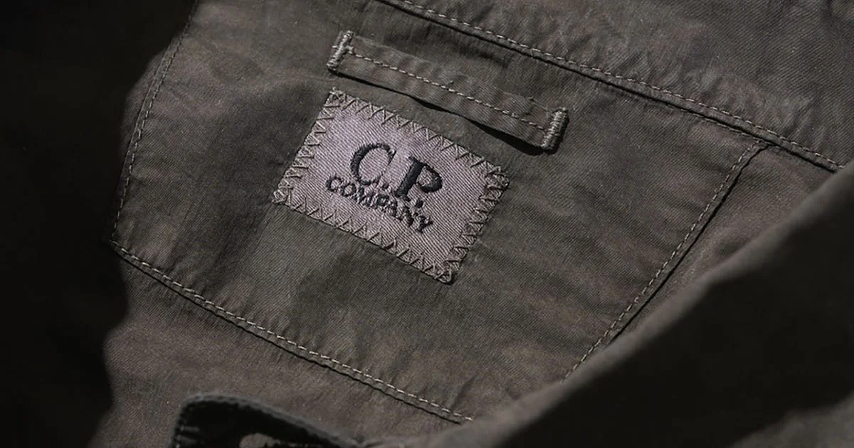 差がつく大人の春服】日本伝統の「泥染」と「藍染」が生む特別な黒と青