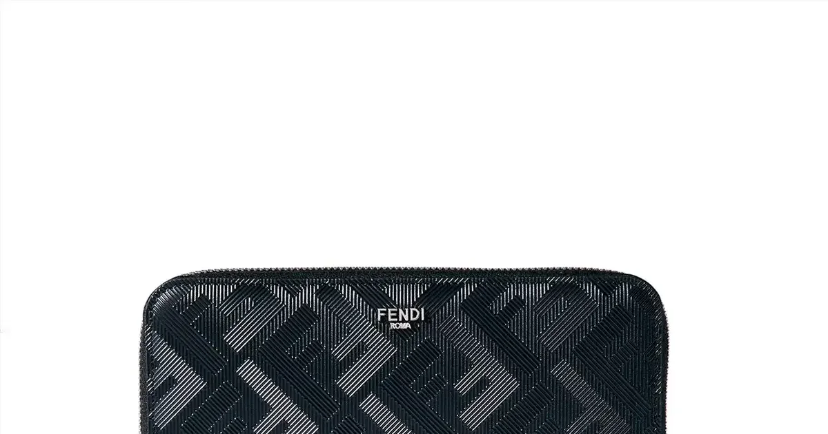 FENDI❣️超美品‼️最終お値下げします‼️ 大胆にロゴを効かせたキャッチーさが大人の心を鷲摑み
