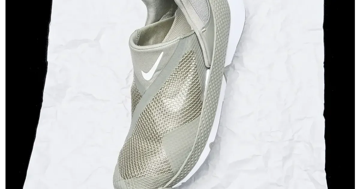 【美品】エアドリブル　2025年購入 訳ありお得 大人のナイキ】注目はトリプルブラックの「Zoom Vomero 5