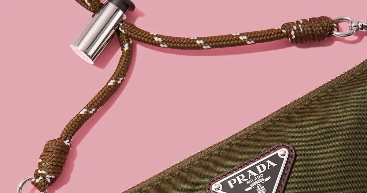 PRADA　ブラウン メッセンジャーバッグ ナイロン製 プラダ】ナイロンとレザーのコンビバッグが秀逸。バックパックから