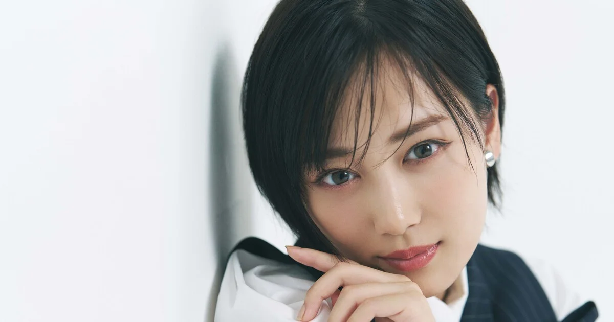 山下美月 山下美月の2nd写真集「ヒロイン」セブンネット限定版の表紙。（撮影