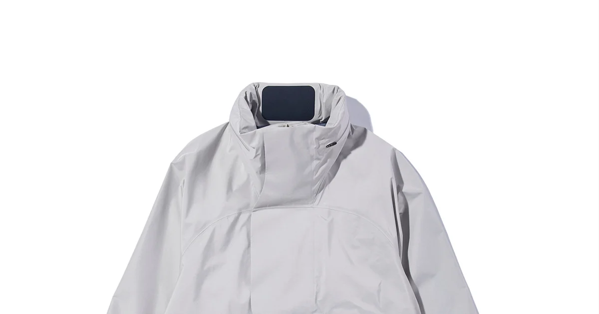梅雨前に買うべきゴアテックスウェア】ミニマルで都会的なゴールド