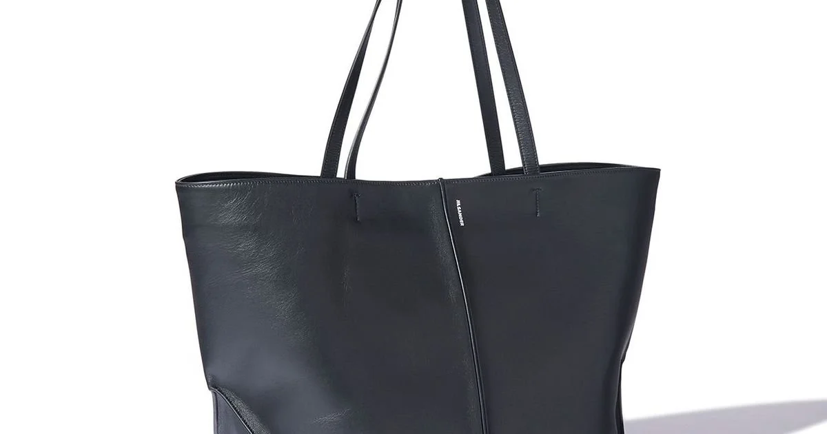 ジル サンダー】大人の黒バッグ30｜オブジェのような佇まいの新名品