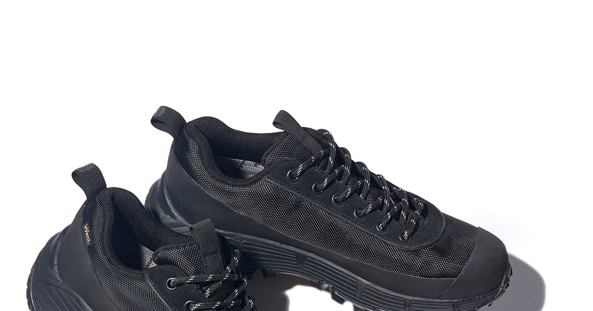 大人が選ぶべき黒スニーカー】テックでモダンな「シャカ」初の