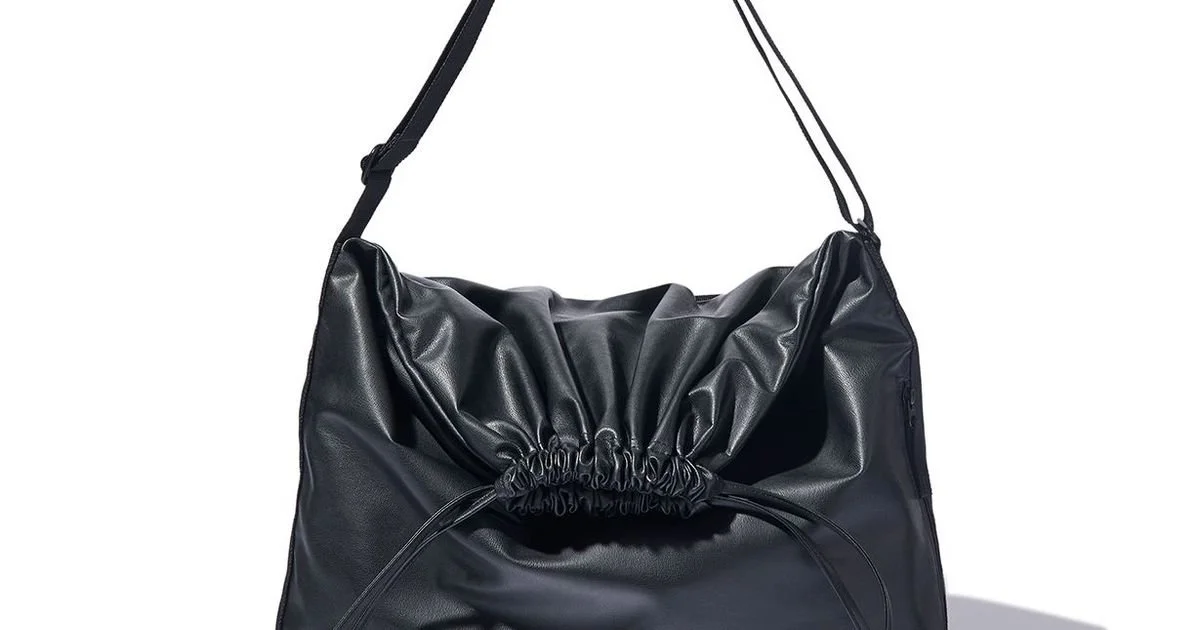 ユニクロ ユー】大人の黒バッグ30｜3,990円とは思えないクラス感。人気