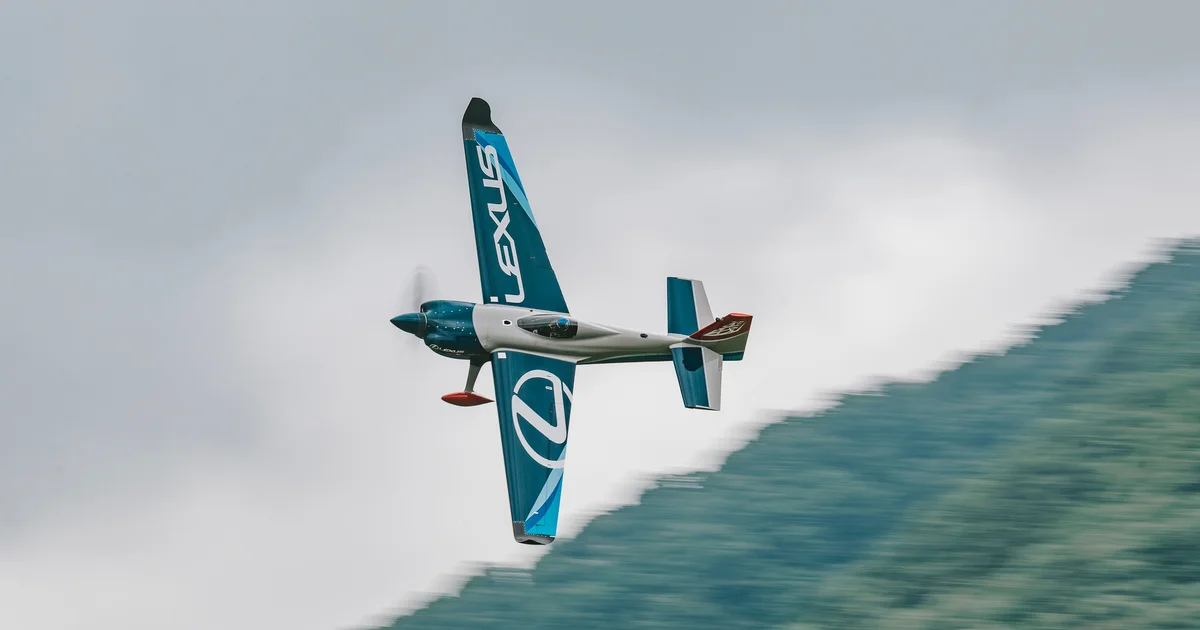陸と空の技術が生む戦いのドラマ】レクサスが挑むエアレースから目が