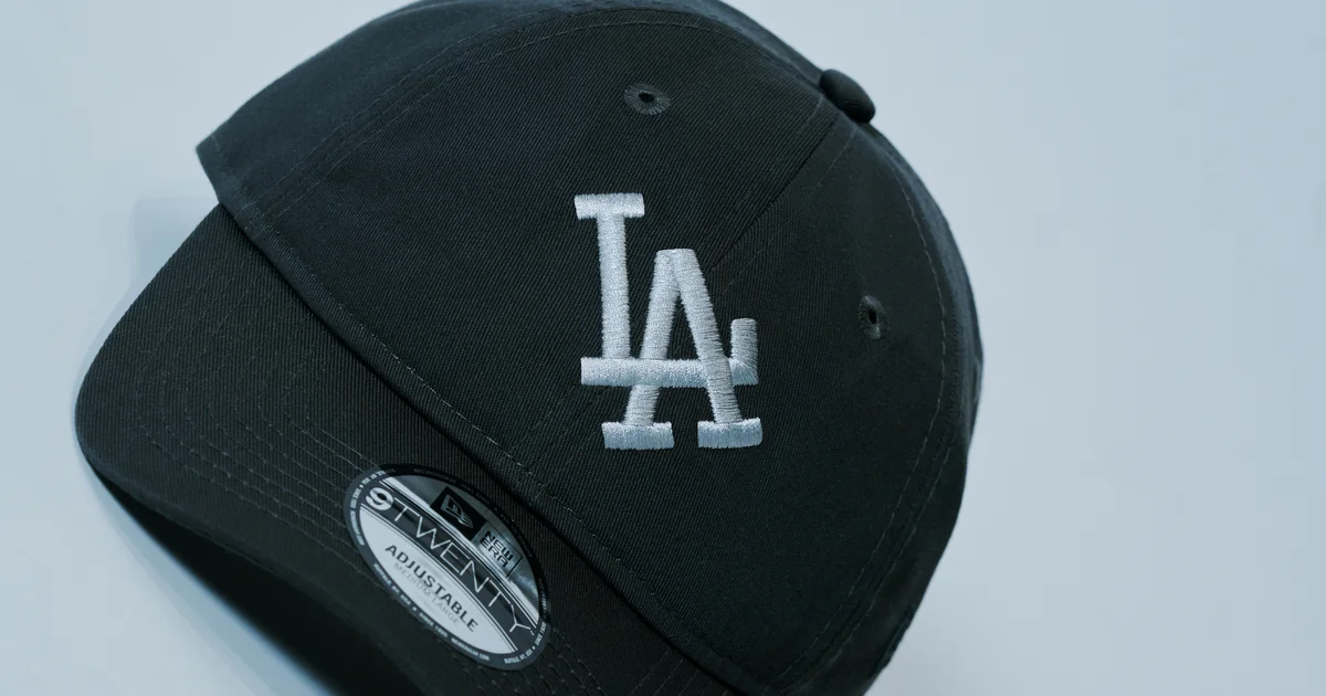 NEWERA THE STAND コラボ　LA ベースボールキャップ　チェック柄 LAロゴを傾けたニューエラキャップ発売、ホームランの軌道をイメージ