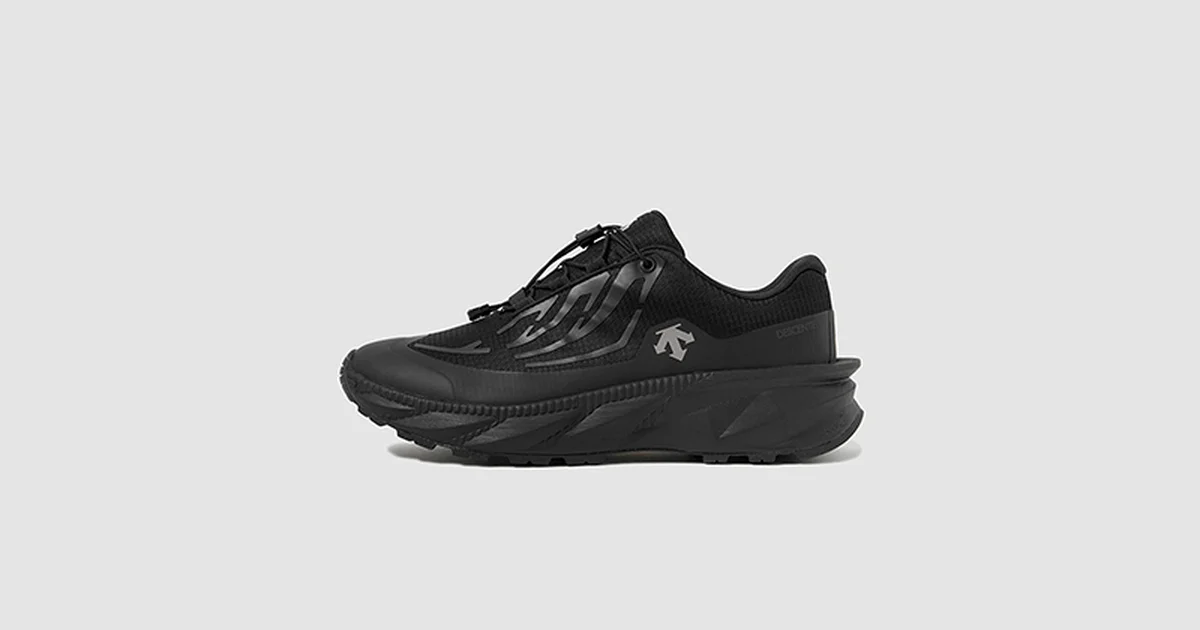 最安値　DESCENTE 27㌢新品未使用 差がつく大人のアウトドアスニーカー】全天候型過ぎるデサントの