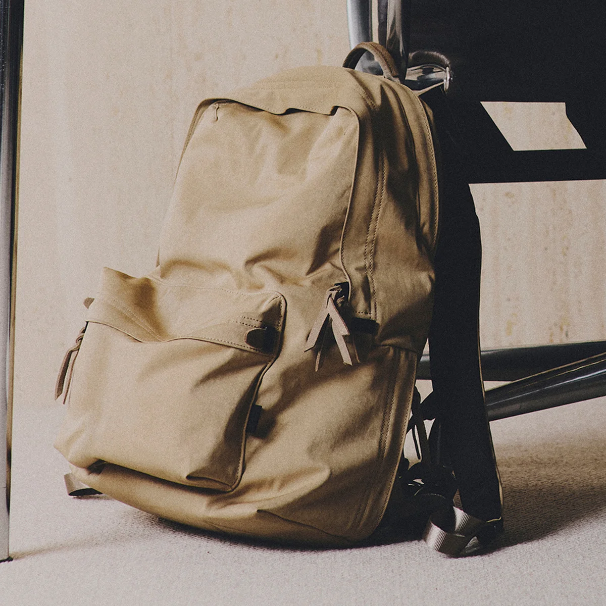 【大人の春服・春バッグ】人気バックパックも、“着るバッグ”を具現化したジャケットもさらに進化。「アントラック」の新作まとめ