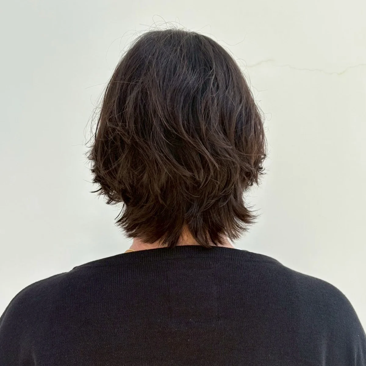 「直毛の人はパーマで表情をつける」