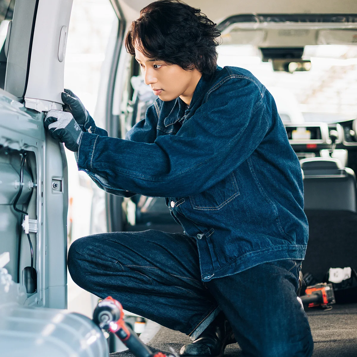 藤ヶ谷太輔のハイエース カスタム録｜Episode：03 ハイエースカスタムの第一歩。純正パーツの解体作業