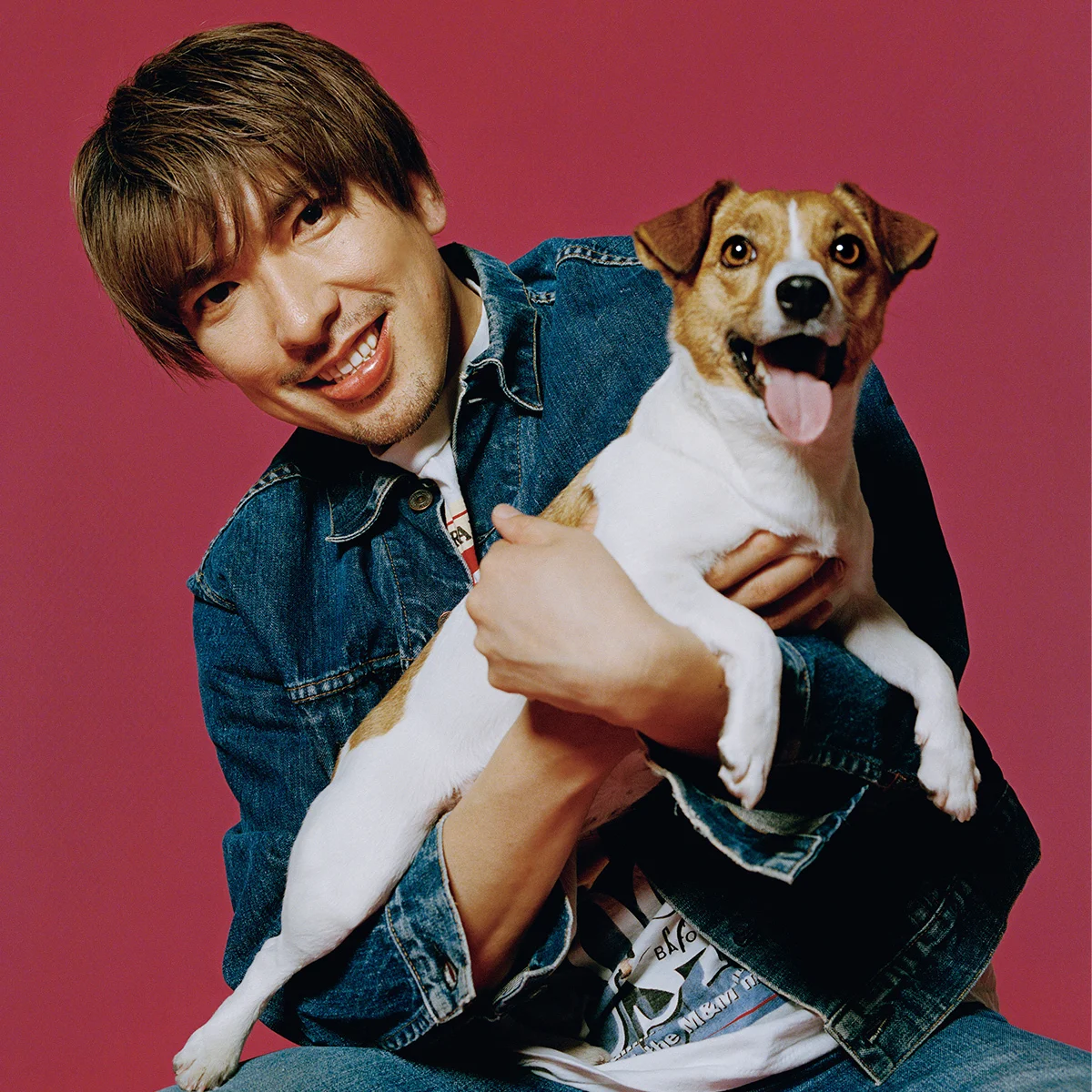 EXIT りんたろー。と愛犬・ブレア｜帰宅後、顔をなめられるたびに体内の“スベリ”が消えていくんです【犬を愛する男の肖像】