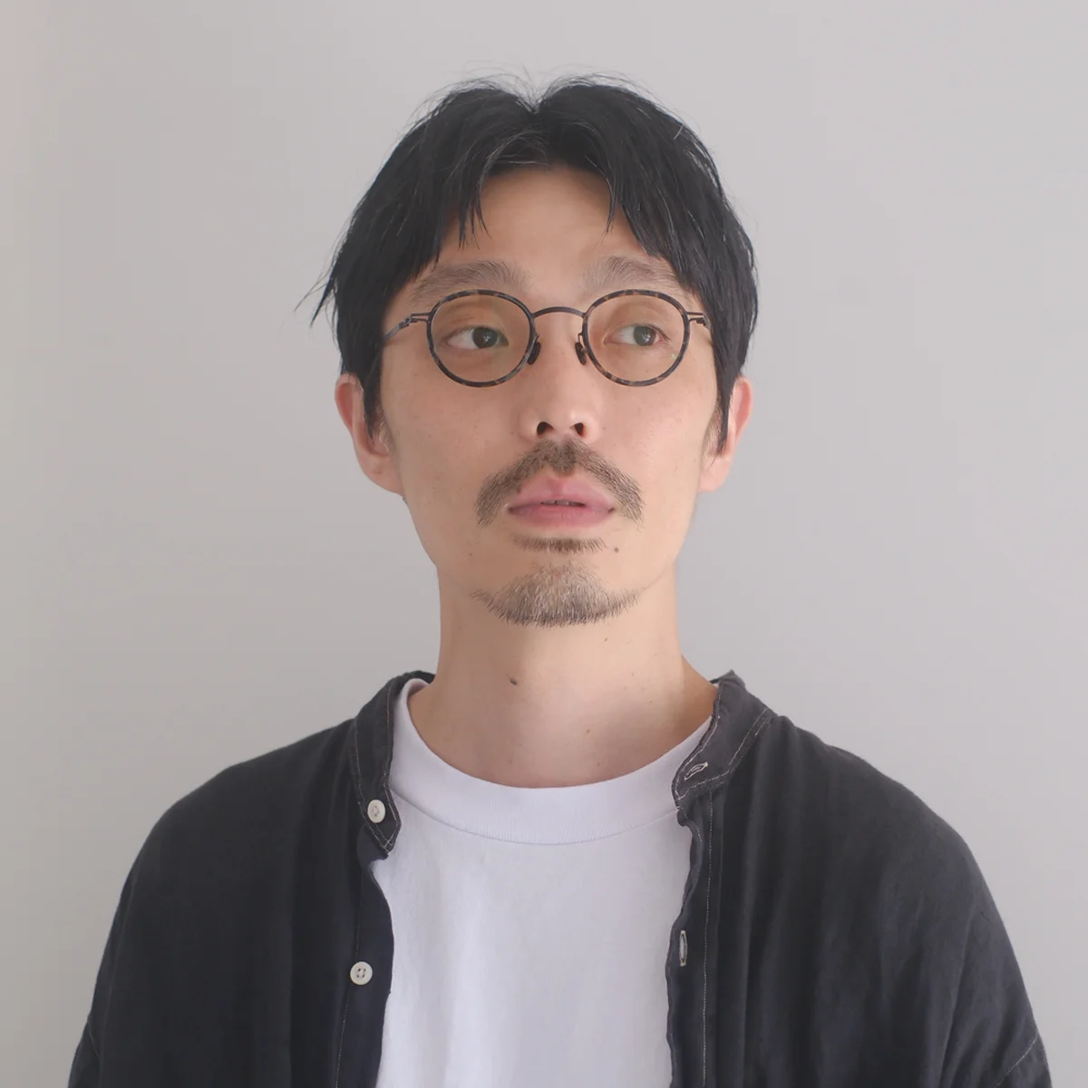 「短髪でも大人にふさわしい品を演出」