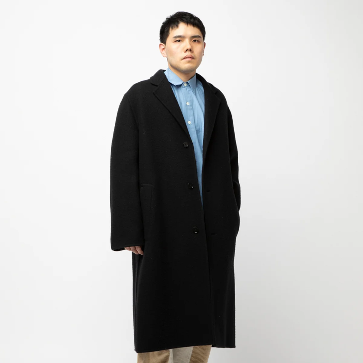 明るい色柄を合わせてロングコートを軽やかに