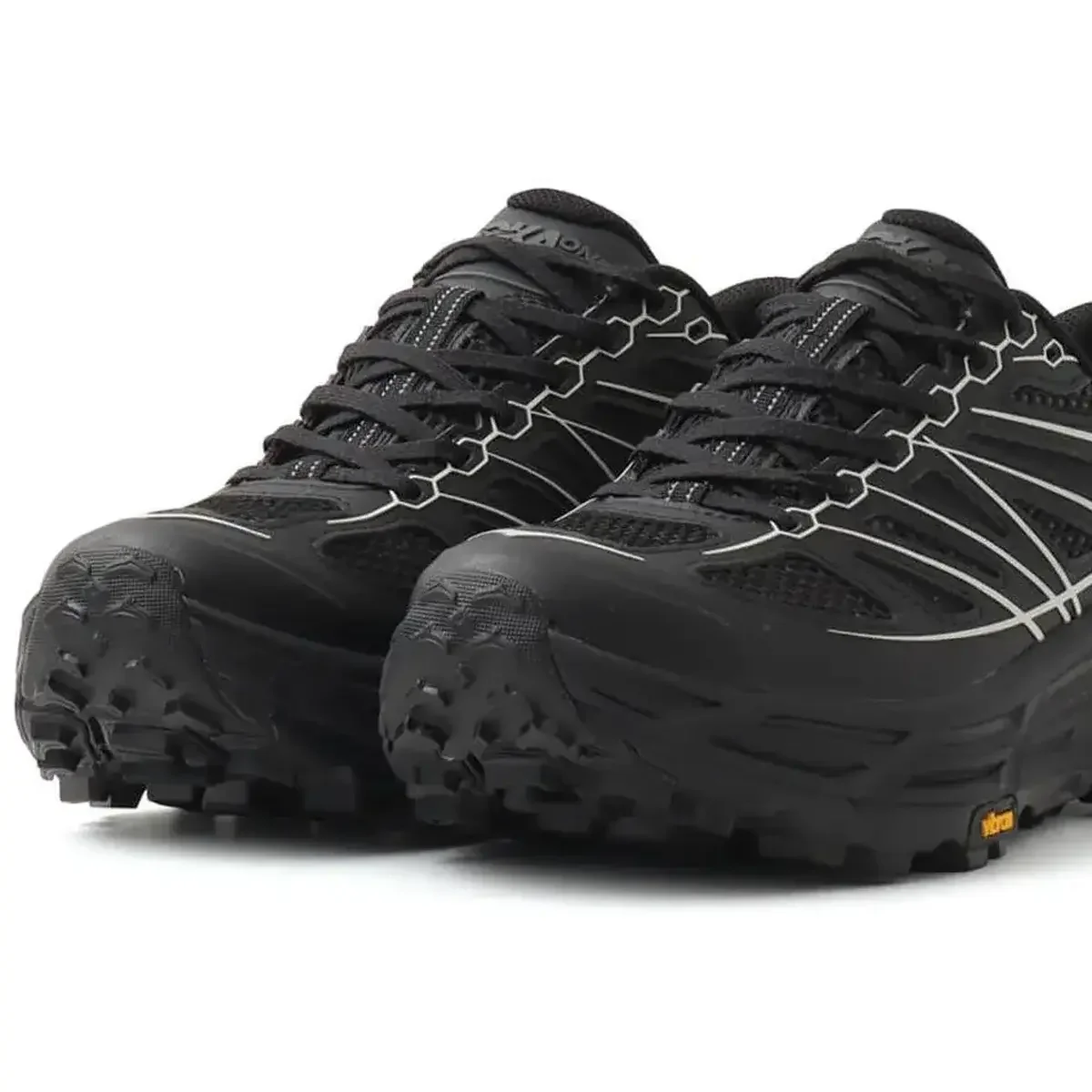 【大人の黒スニーカー】「コンバース」のローファースニーカーから「ホカ®」のモノトーンまで。春に買うべき新作まとめ