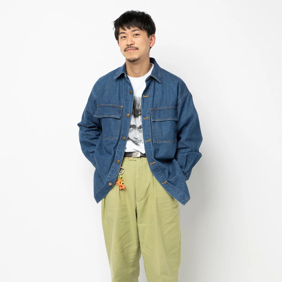 NEATデザイナーの西野さんの着こなしをイメージ