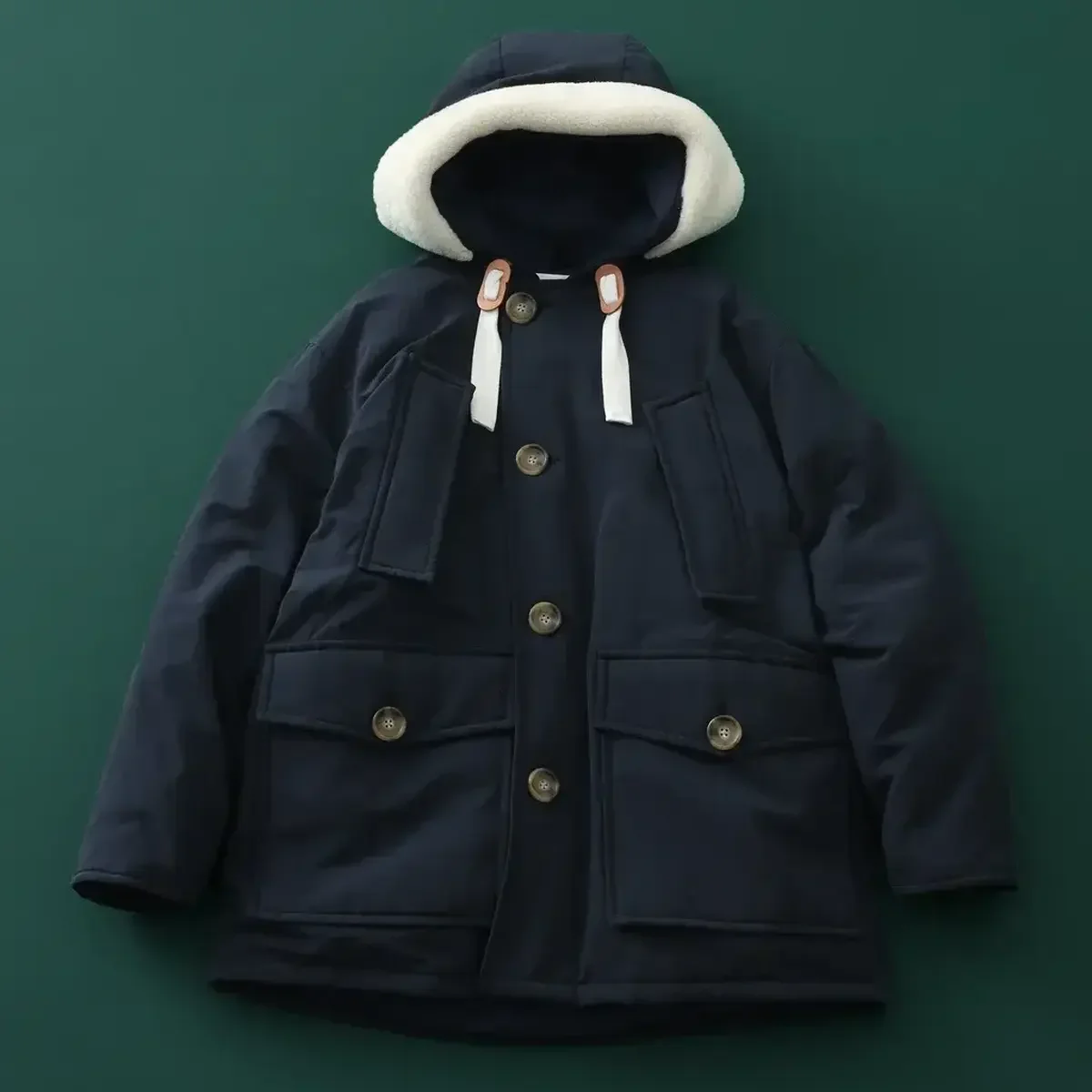 【大人のダウン】アークテリクス、ナンガ... 黒より好印象な「ネイビーダウン」5選