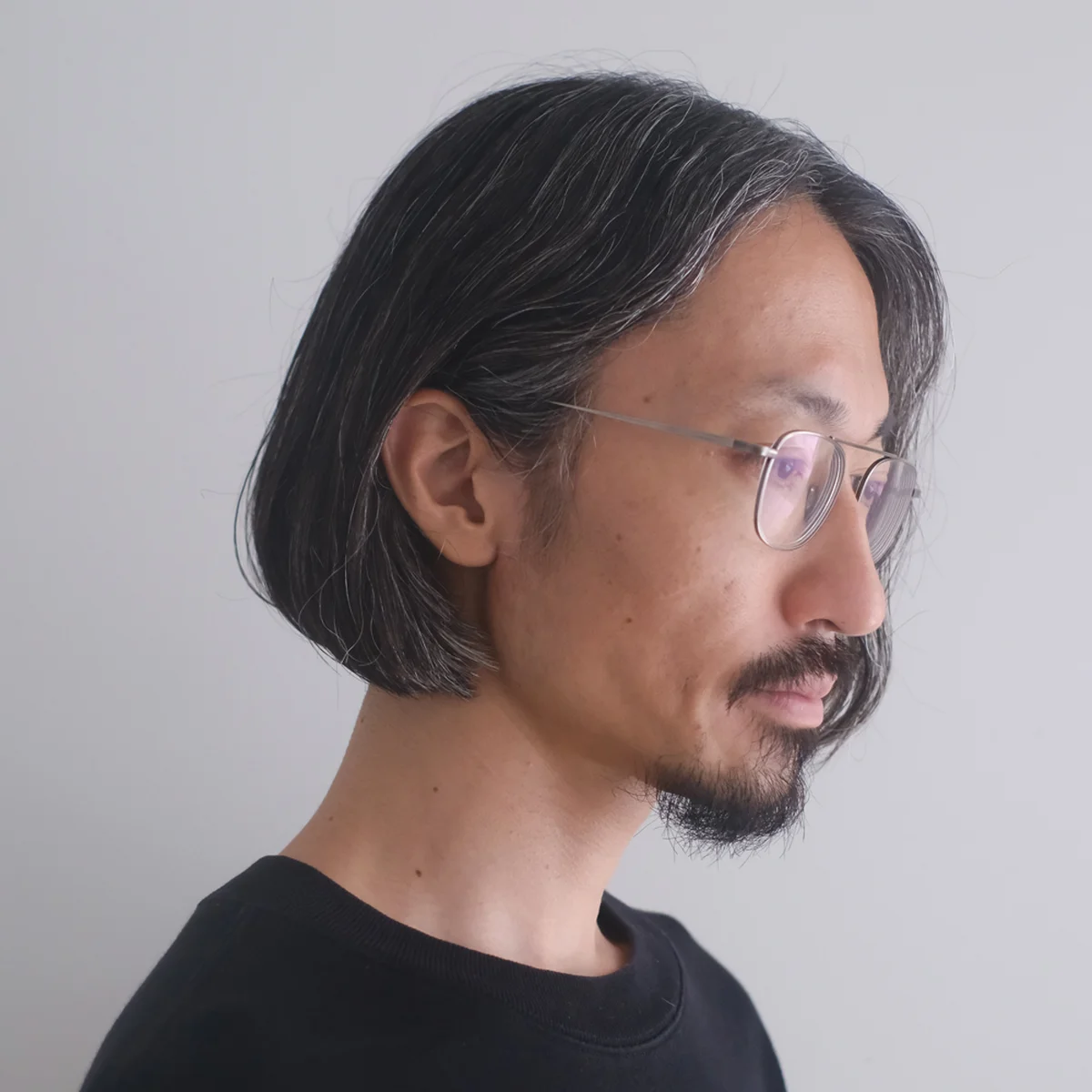 「パサつく白髪を品よくまとめる」