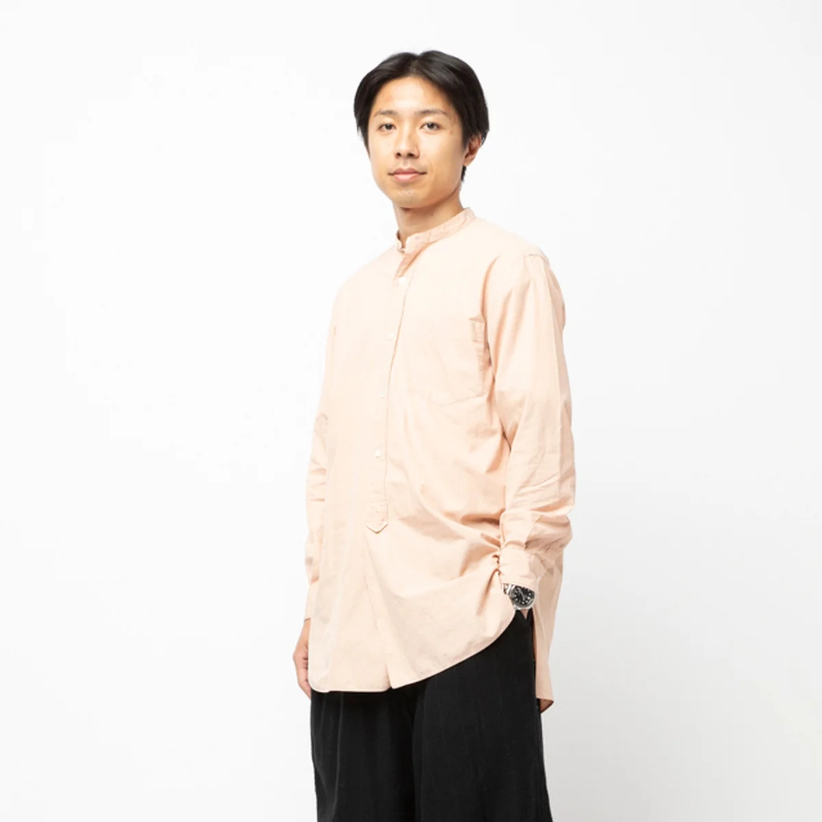 淡いカラーのシャツが主役のリラックススタイル