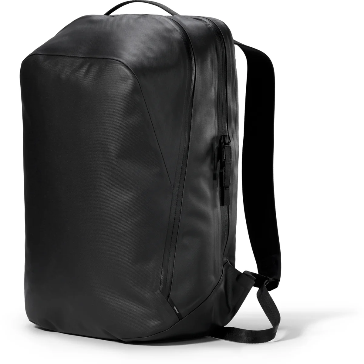 【大人が買うべき究極の黒リュック】10万円越えの価格にも納得。オンオフ使えて雨にも強いヴェイランスの新作「アノディック バックパック」