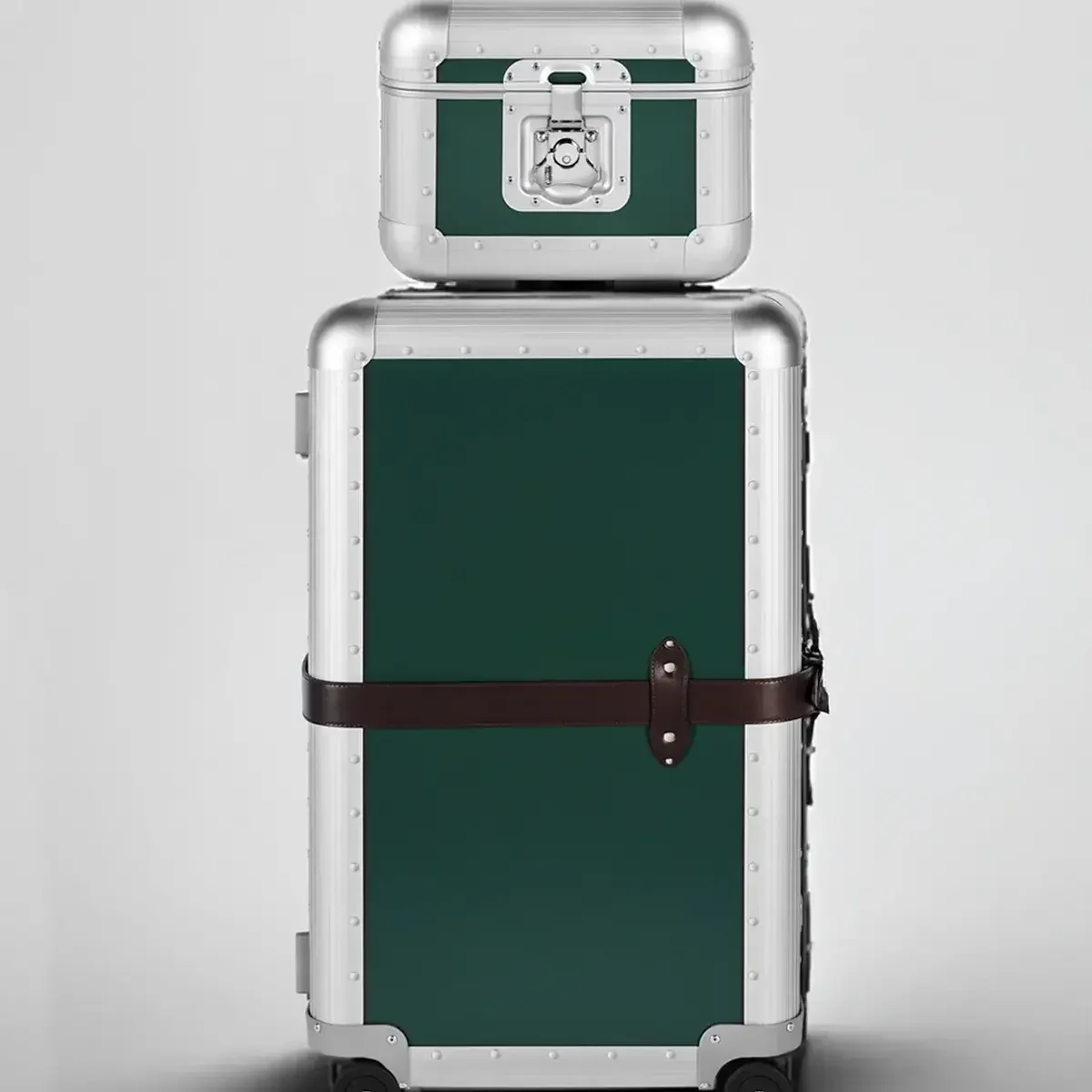 【おしゃれな大人の旅バッグ】注目は「グローブ・トロッター」のコラボモデル。春旅に向けて選ぶべきキャリーケース新作3選【スーツケース】