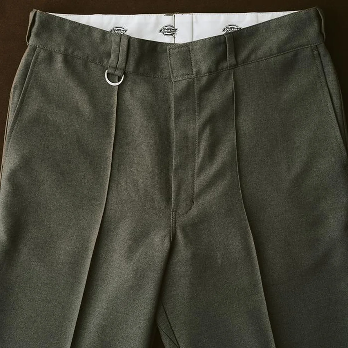 【大人のディッキーズ】ワークパンツとスラックスのいいとこどり。上品さが際立つ「ジャーナル スタンダード レリューム」別注が買い！