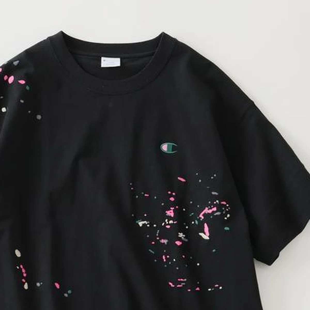 【差がつく大人の「チャンピオン」Tシャツ】刺繍、パッチワーク…。「ジャーナル スタンダード レリューム」別注のこだわりがすごい