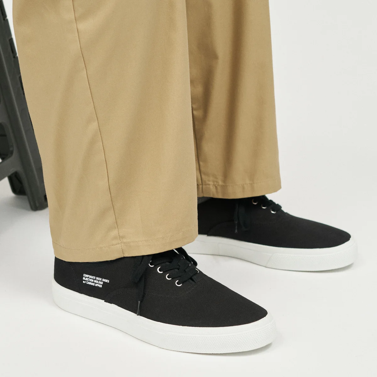 【大人の新定番スニーカー】シンプルイズベスト。フレッシュサービスの「CORPORATE DECK SHOES」が買い