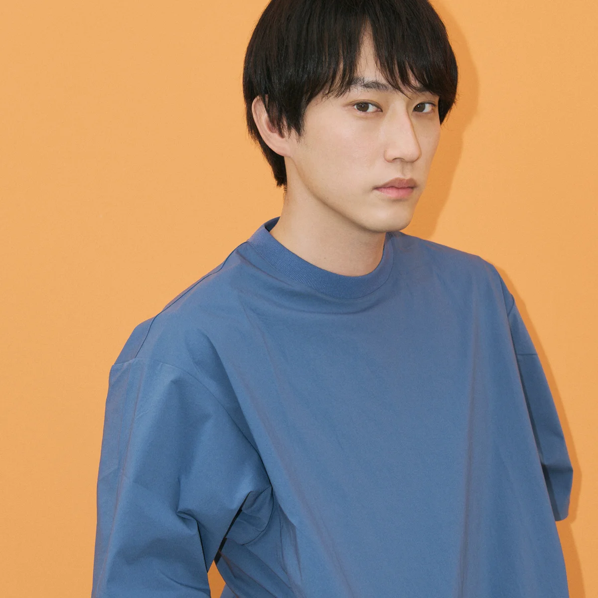 【杉野遥亮が着る】仕事も休日も、雨の日も暑い日も快適。 大人の万能服「ワンダークロス」 気温別・着こなしダイアリー