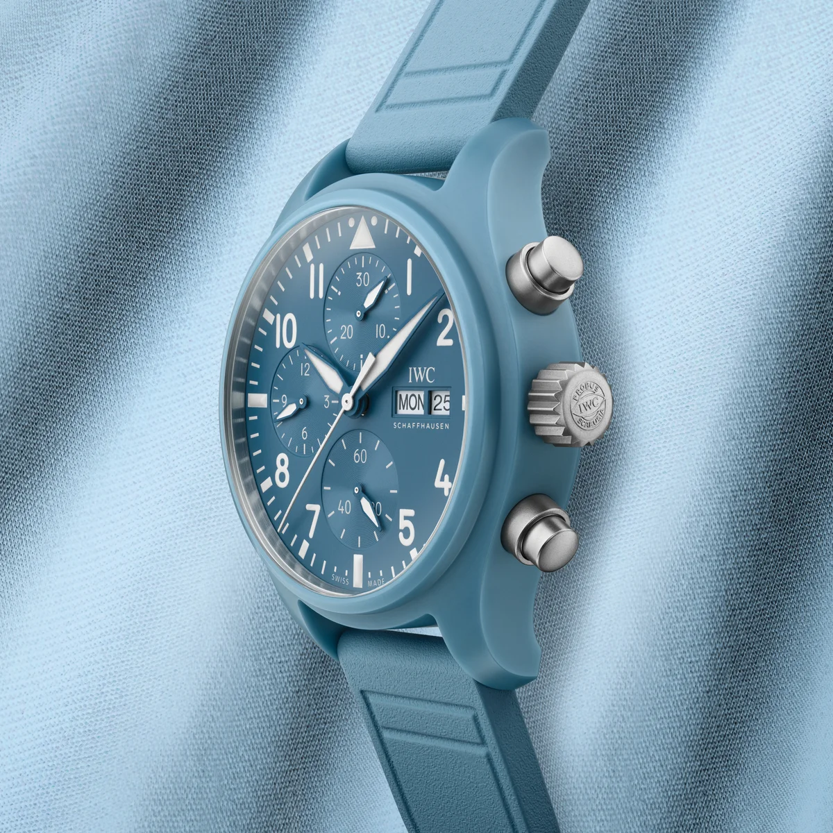 【一生モノの腕時計】限定1,000本。IWC「トップガン」シリーズの新作は夏らしい鮮やかなブルーカラーで登場