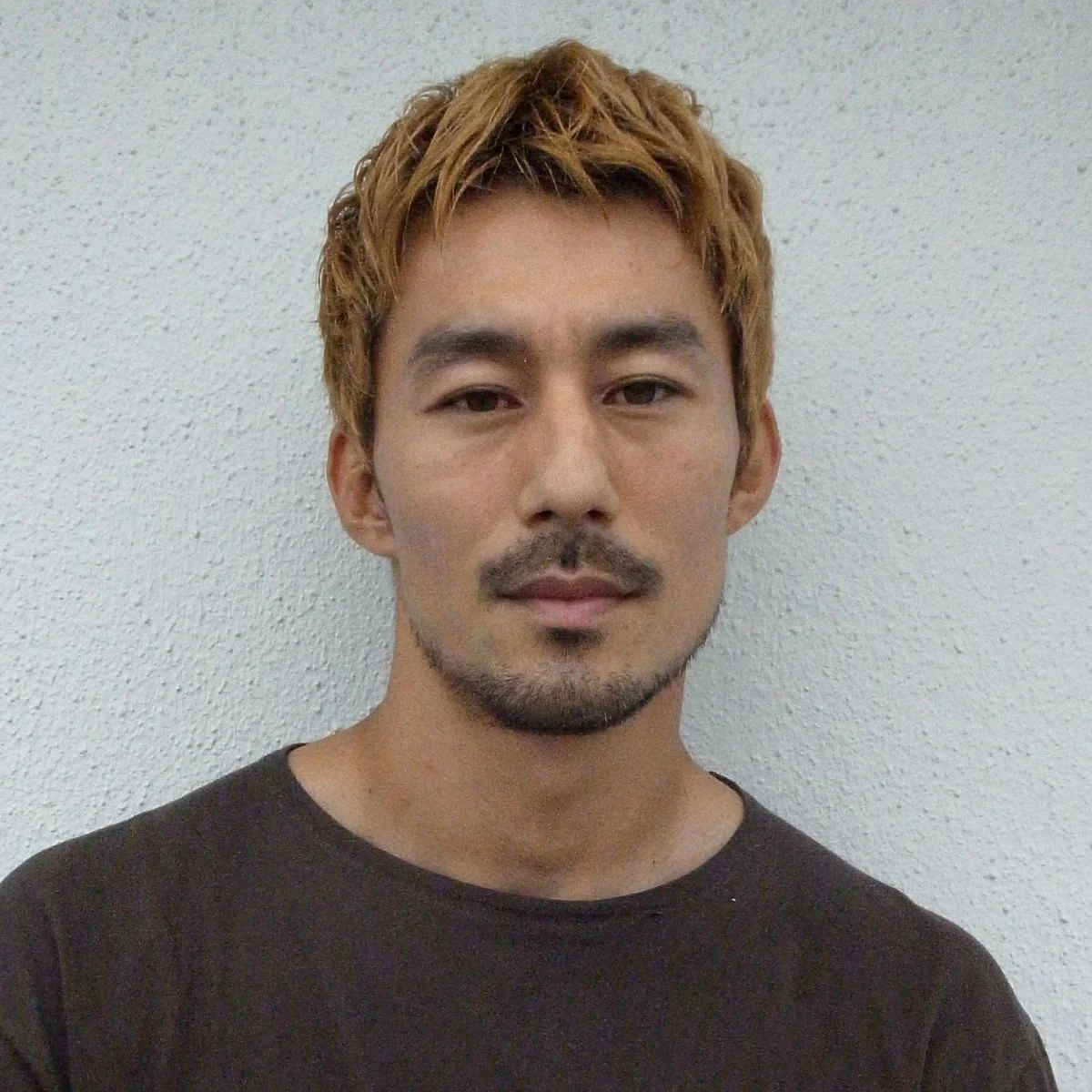 大人の短髪を更新する、ラフなブリーチカラー
