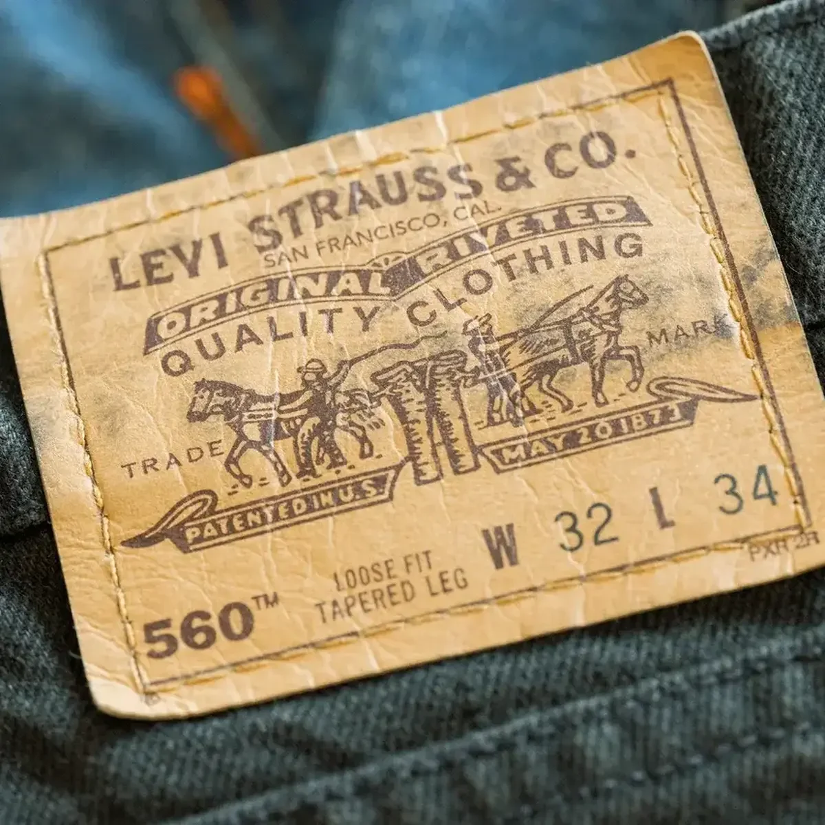 【おしゃれな大人の愛用パンツ】「リーバイス」560、「コム デ ギャルソン・オム プリュス」の黒スラックス... 買ってよかった名品ボトムまとめ