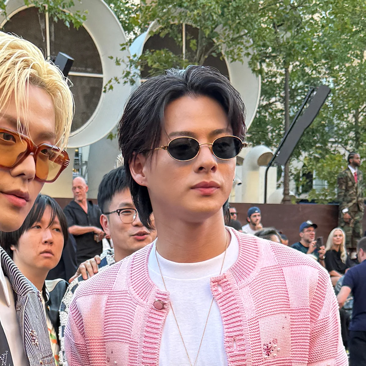 平野紫耀(Number_i) 、YUTA(NCT127)も出席。ルイ・ヴィトン2026年春夏ファッションショーがパリで開催！