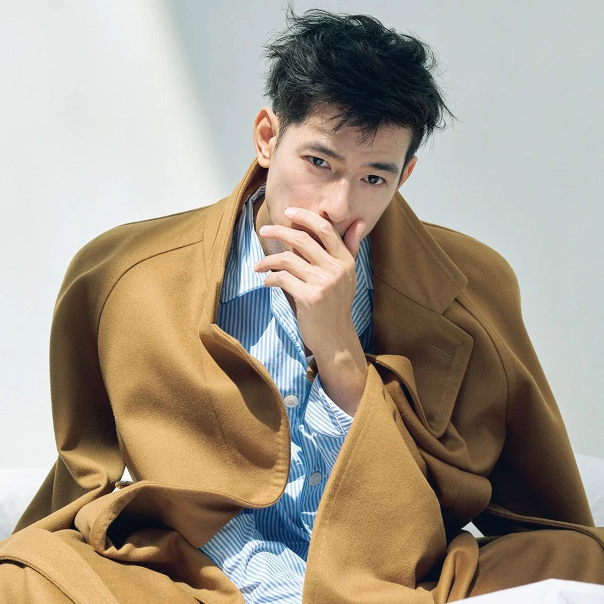 俳優・中島歩が着る「身体を甘やかす服」【ヴァレンティノのベルテッドコート】