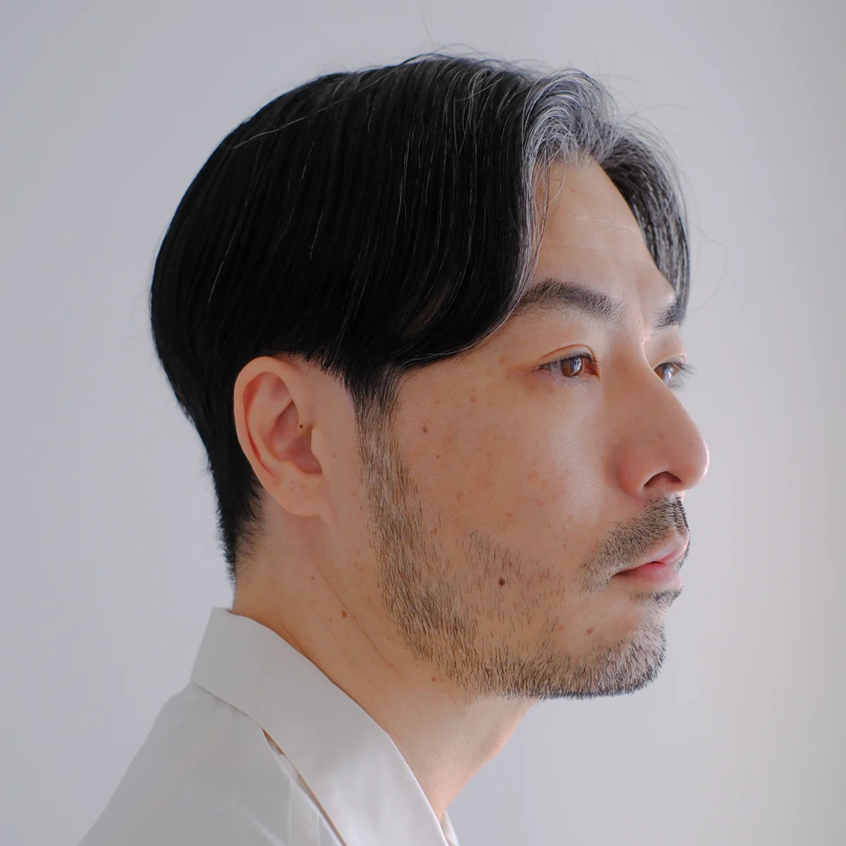 「白髪の量を計算した、大人の前髪」