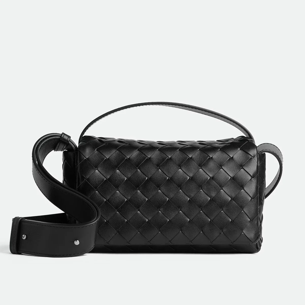 【ボッテガ・ヴェネタ】意外になかった「フラップ付き」のイントレチャートミニバッグが初登場【BOTTEGA VENETA】