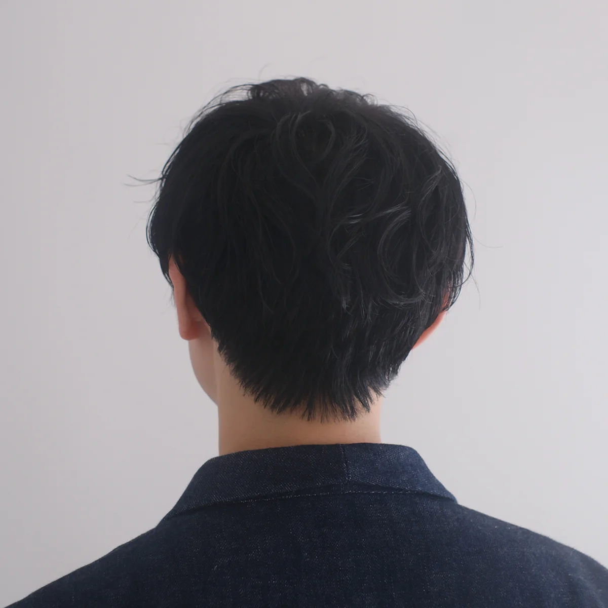 「前髪のカールで知的な色気を演出」