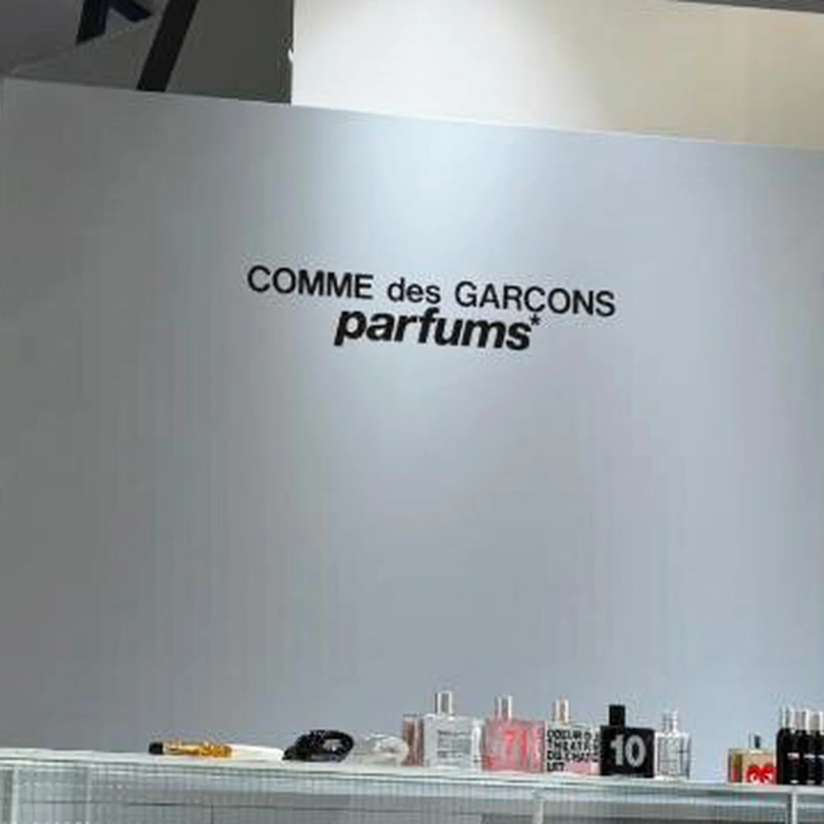 【大人のコム デ ギャルソン】「COMME des GARÇONS parfums」単独店舗が阪急うめだ本店にオープン。新作香水2型を先行発売！