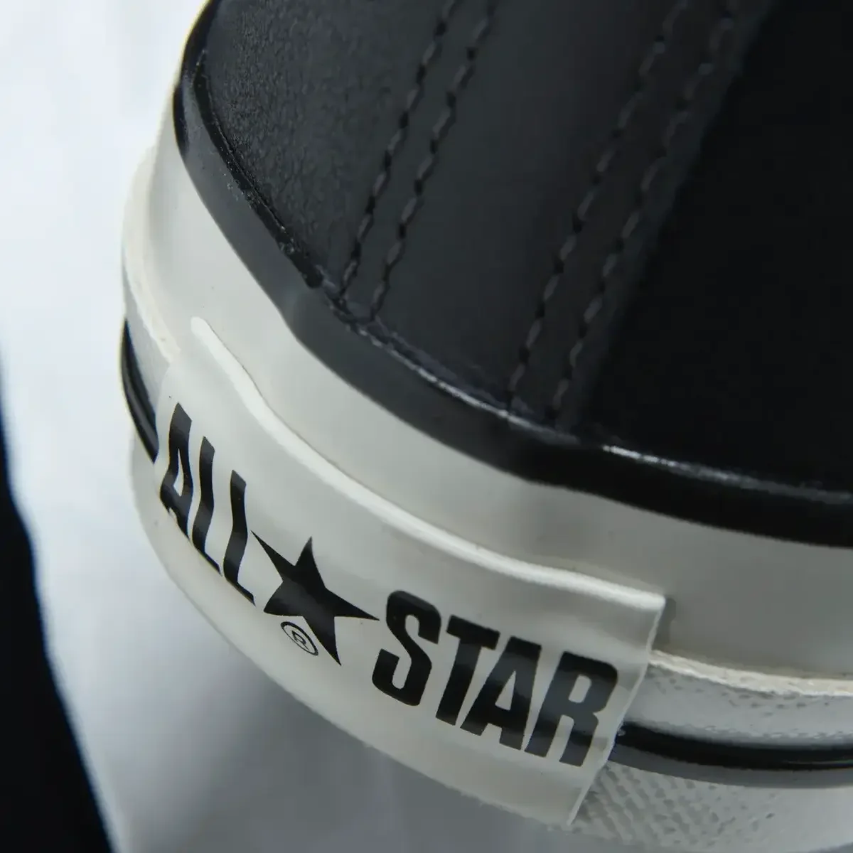 【大人のコンバース】黒レザーのローファースニーカー版「ジャックパーセル」から名作「プロレザー」の50周年モデルまで。春に買うべき5選